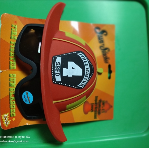 Character Sunglasses - Picture 15 of 16